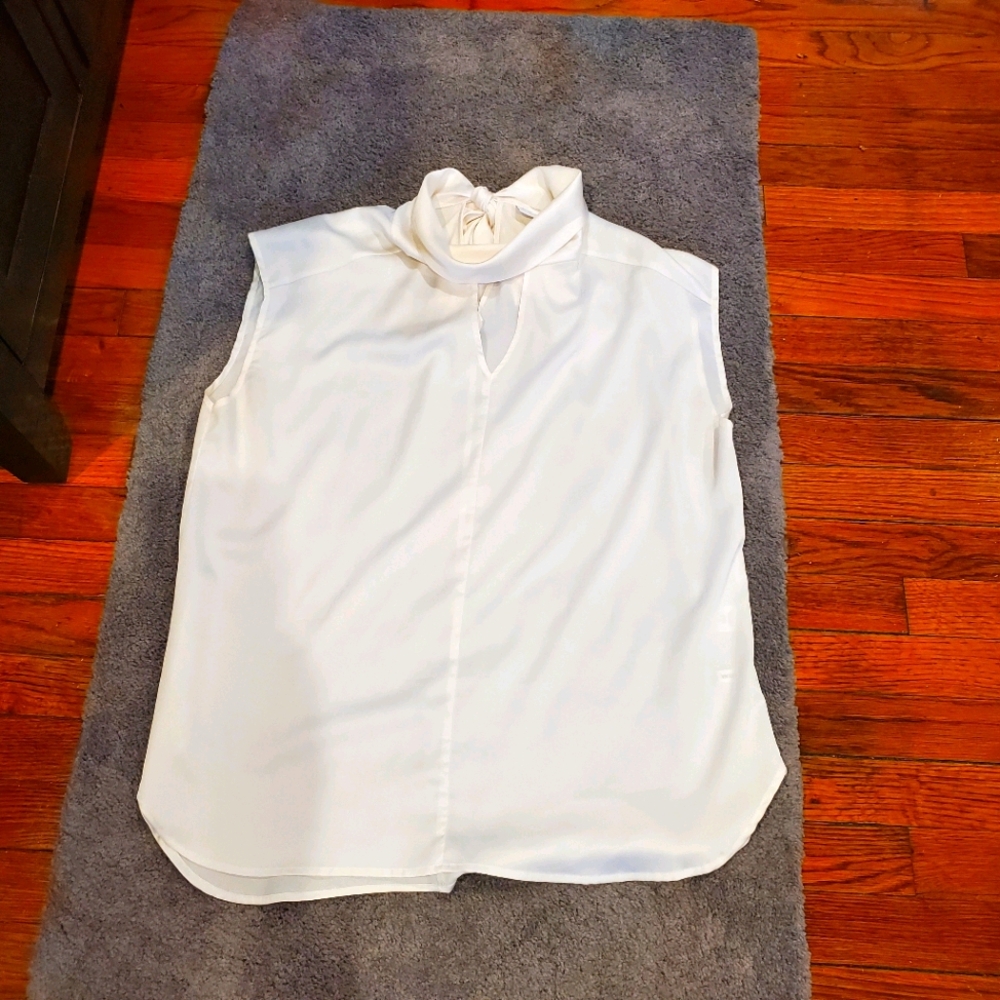 NY&Co Sz L cream tank style blouse w/bow closure